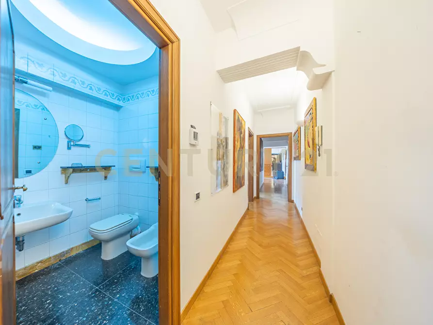 Immagine 41 di Pentalocale in vendita  in Via della Croce 71 a Roma