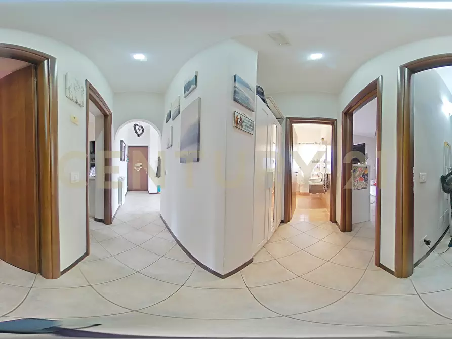 Immagine 54 di Pentalocale in vendita  in Via Crocifisso 26 a Aci Castello