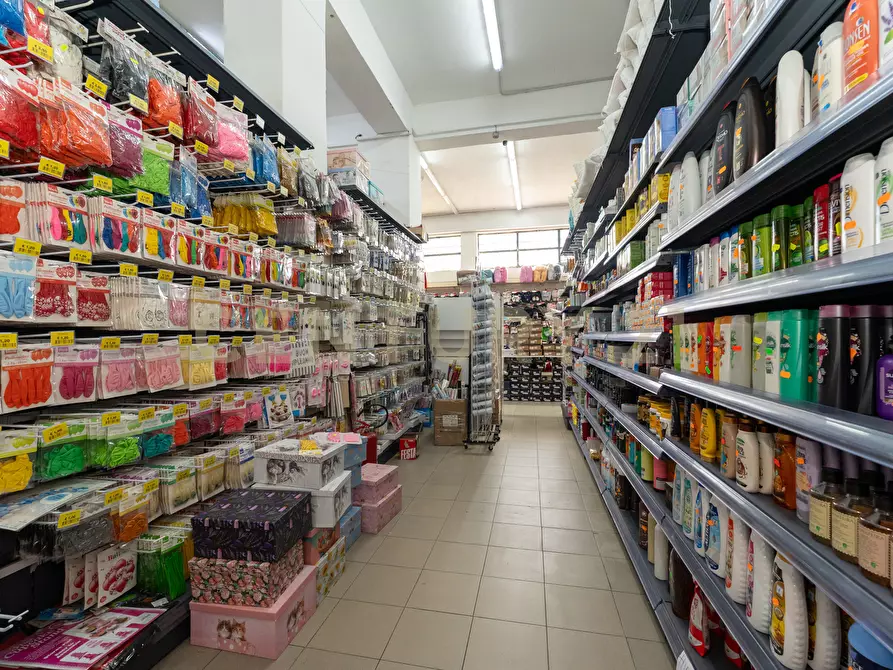 Immagine 20 di Attività commerciale in vendita  in Via Nizzeti 6 a Aci Catena