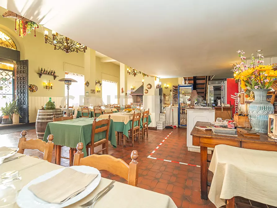 Immagine 26 di Locale commerciale in vendita  in Via Nemorense 17 a Nemi