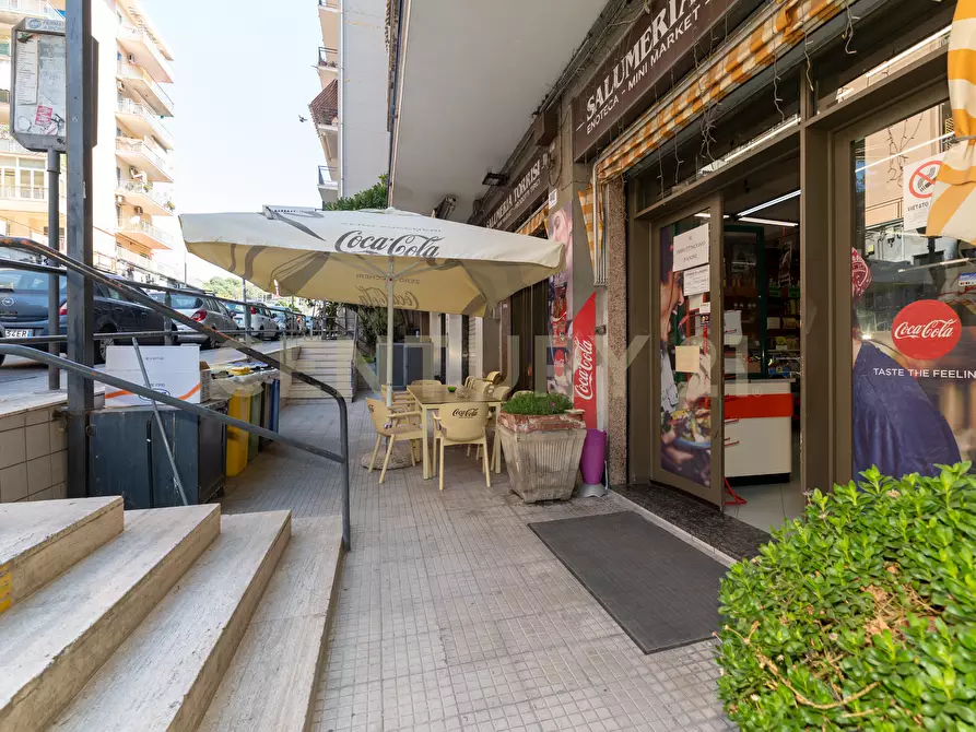 Immagine 3 di Locale commerciale in vendita  in Via Caronda 440 a Catania