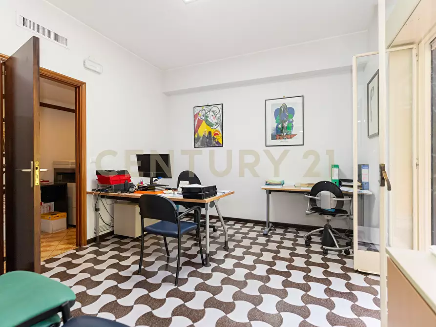 Immagine 31 di Pentalocale in vendita  in Via Grazia Deledda 2 a Catania