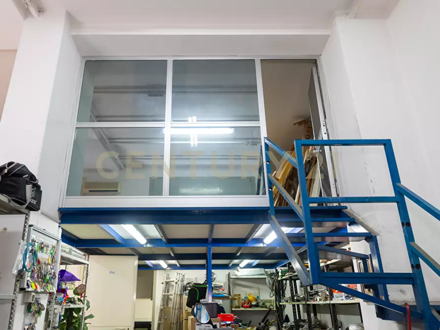 Immagine 21 di Locale commerciale in vendita  in Via Timoleone 1a a Catania