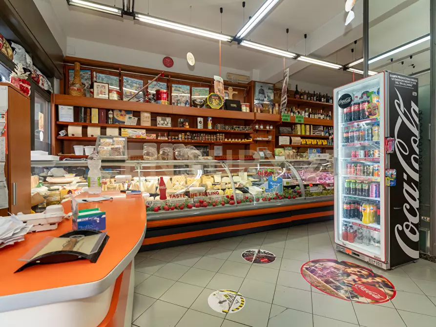 Immagine 25 di Locale commerciale in vendita  in Via Caronda 440 a Catania