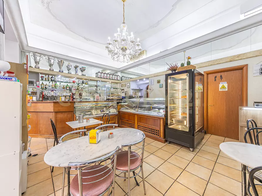 Immagine 18 di Quadrilocale in vendita  in Via Nemorense 26/28 a Roma