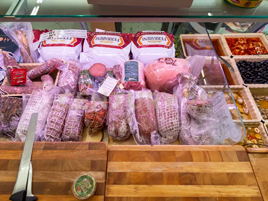 Immagine 15 di Locale commerciale in vendita  in Via Caronda 440 a Catania