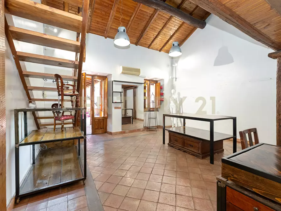 Immagine 16 di Locale commerciale in affitto  in Via Etnea 90 a Mascalucia