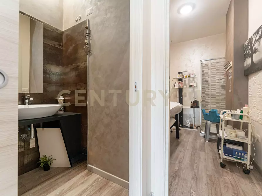 Immagine 27 di Locale commerciale in vendita  in Via del Bosco 163 a Catania