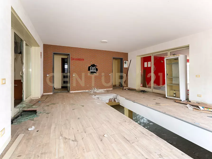 Immagine 40 di Showroom in vendita  in Via delle Scuole 1 a Aci Castello