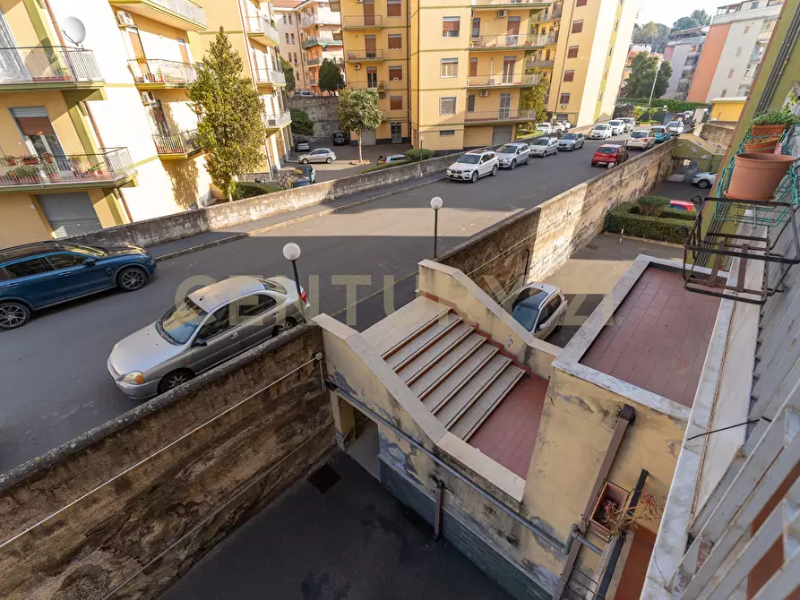 Immagine 6 di Pentalocale in vendita  in Via Fratelli Bandiera 13 a Gravina Di Catania