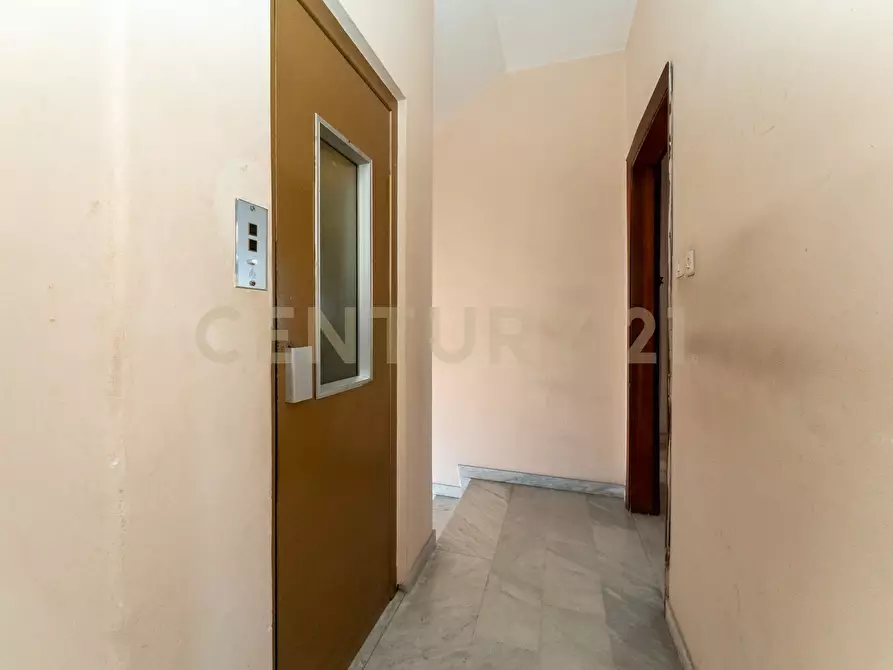 Immagine 4 di Pentalocale in vendita  in PIazza Indipendence 3 a Misterbianco