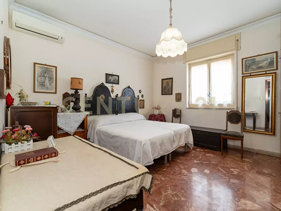 Immagine 42 di Pentalocale in vendita  in Via Redentore 15 a Catania