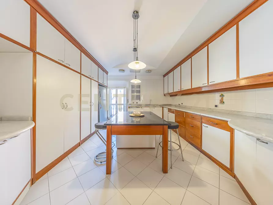 Immagine 29 di Pentalocale in vendita  in Via della Croce 71 a Roma