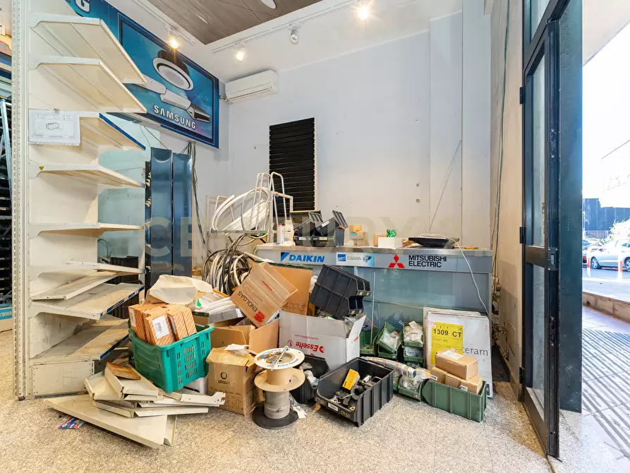 Immagine 5 di Locale commerciale in vendita  in Via Firenze 205 a Aci Castello