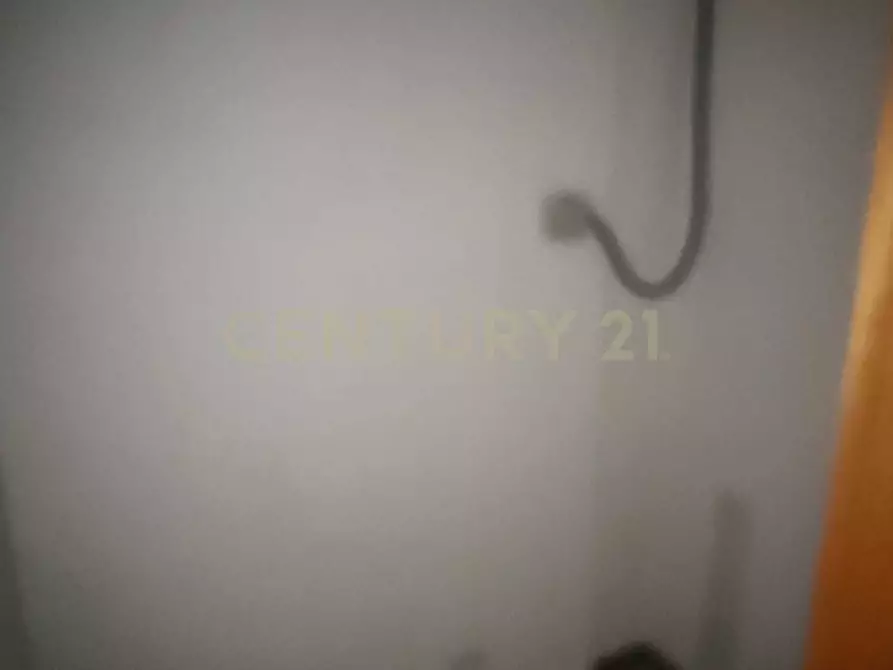 Immagine 13 di Locale commerciale in vendita  in Via Guglielmo Marconi 40 a Gravina Di Catania