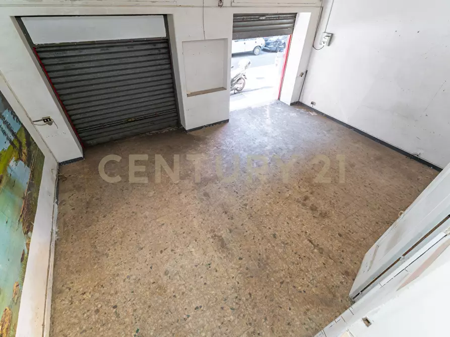 Immagine 14 di Locale commerciale in vendita  in Via Bronte 2 a Catania