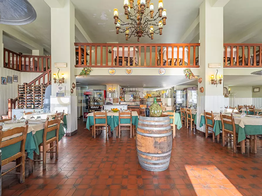 Immagine 2 di Locale commerciale in vendita  in Via Nemorense 17 a Nemi