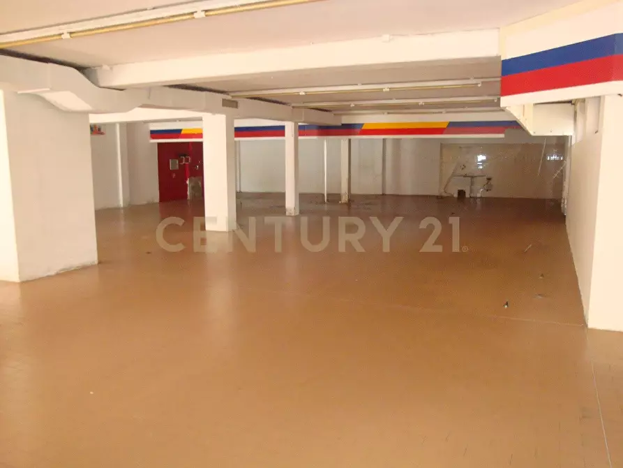 Immagine 6 di Locale commerciale in vendita  in Piazza Alcide De Gasperi 120 a San Giovanni Lupatoto