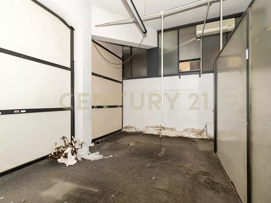 Immagine 42 di Locale commerciale in vendita  in Viale Mario Rapisardi 186 a Catania