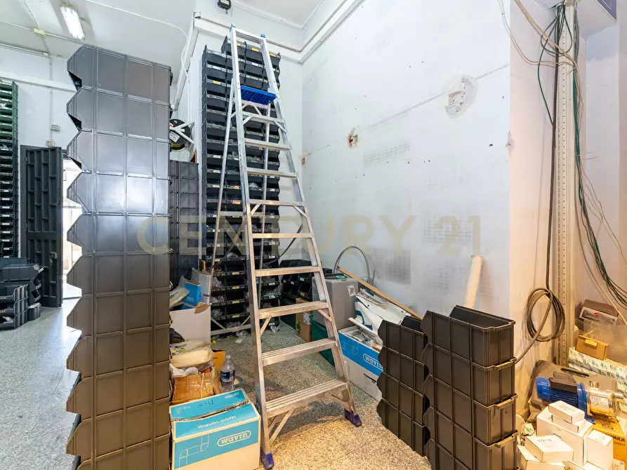 Immagine 8 di Locale commerciale in vendita  in Via Firenze 205 a Aci Castello