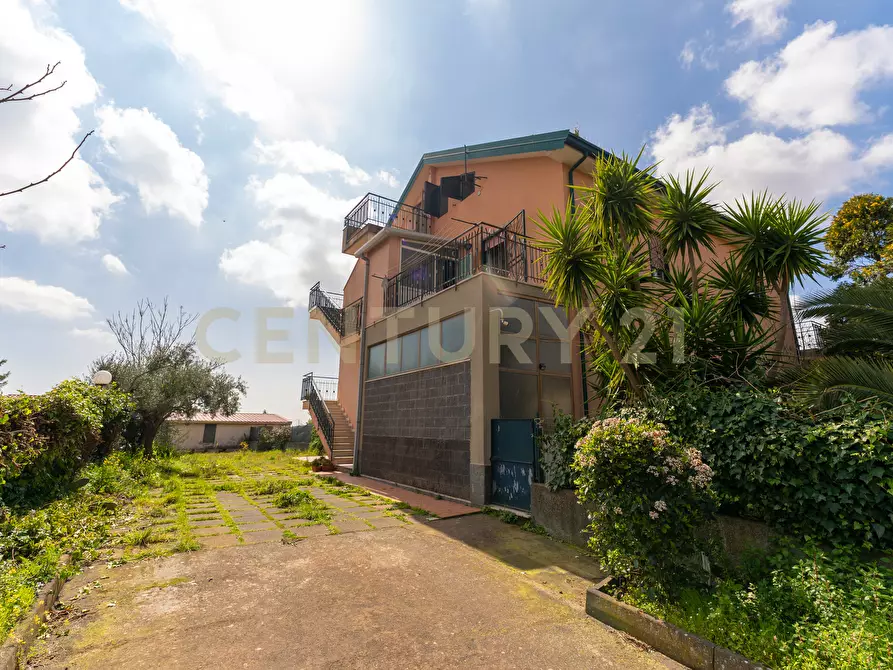 Immagine 1 di Casa bifamiliare in vendita  in Via Benedetto Croce 6 a Pedara