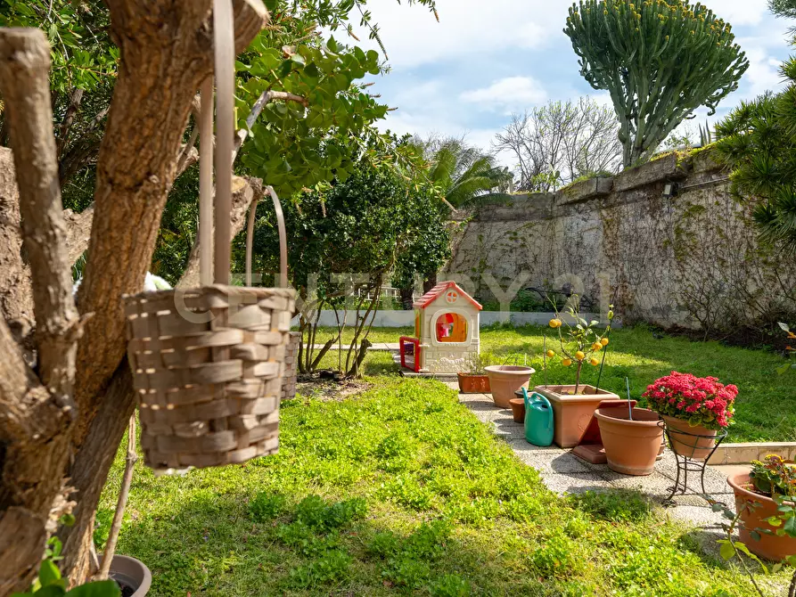 Immagine 13 di Villa in vendita  in Via G. Pezzana 11 a Aci Castello