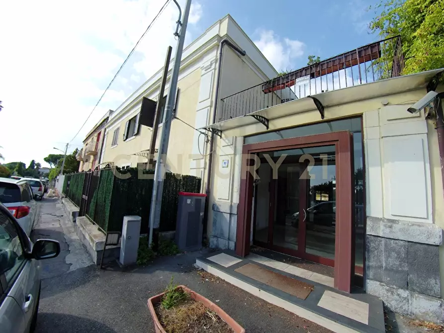 Immagine 3 di Villa in vendita  in Via Livorno 97 a Aci Castello