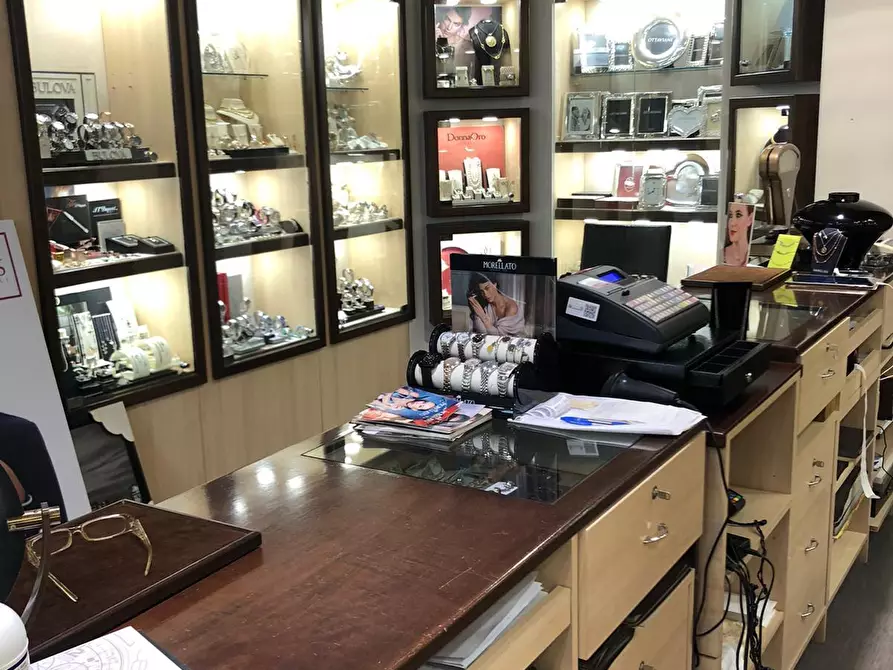 Immagine 7 di Locale commerciale in affitto  in VIA SESTRI 38R-40R a Genova