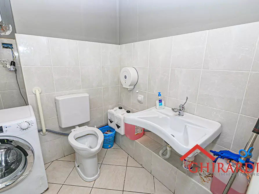 Immagine 30 di Locale commerciale in vendita  in VIA SALUCCI 13-15R a Genova