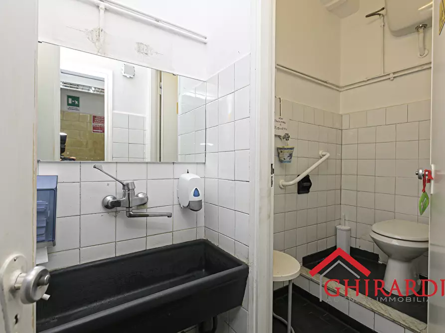 Immagine 30 di Locale commerciale in vendita  in BORZOLI 88M a Genova