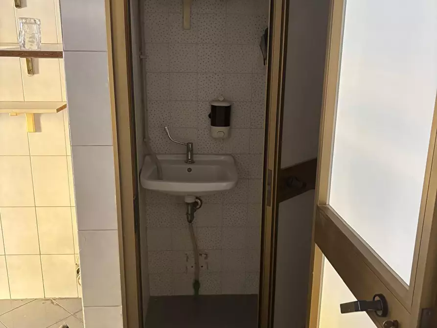 Immagine 11 di Locale commerciale in vendita  in Via Vittorio Veneto 43 a Nettuno