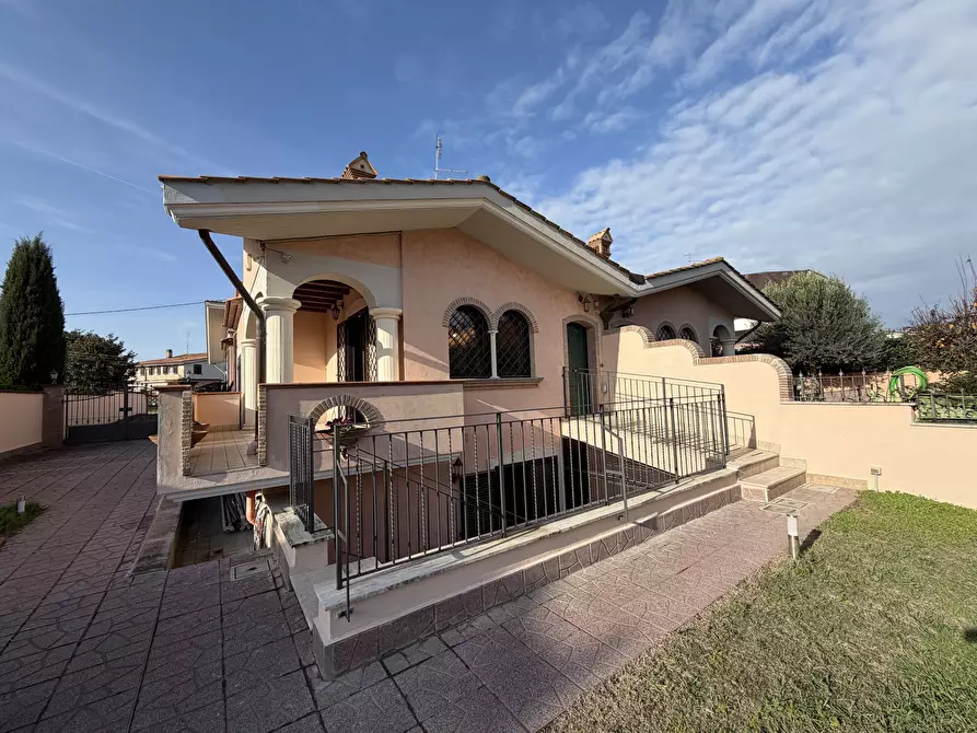 Immagine 1 di Villa in vendita  in Via Dora Baltea a Ardea