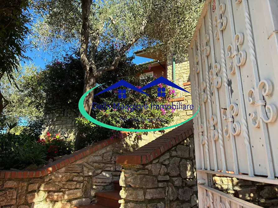 Immagine 34 di Villa in vendita  a Livorno