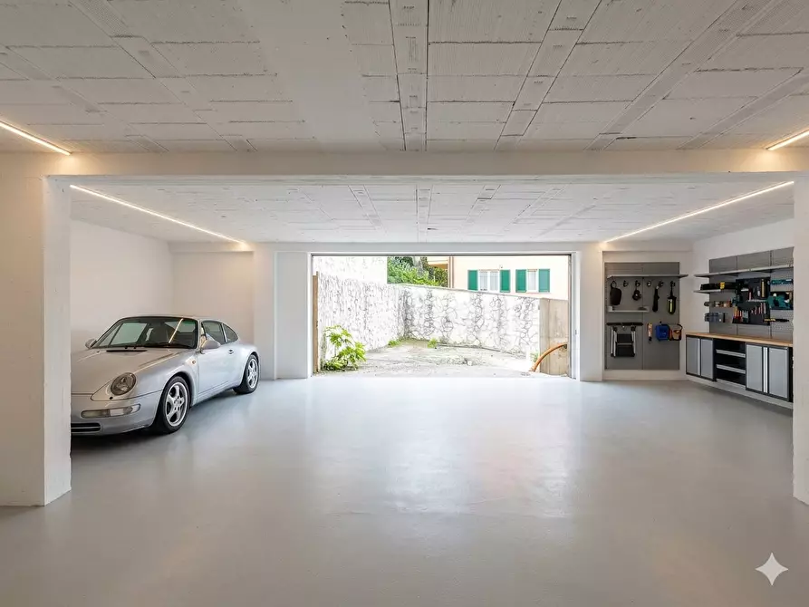 Immagine 17 di Villa in vendita  a Livorno