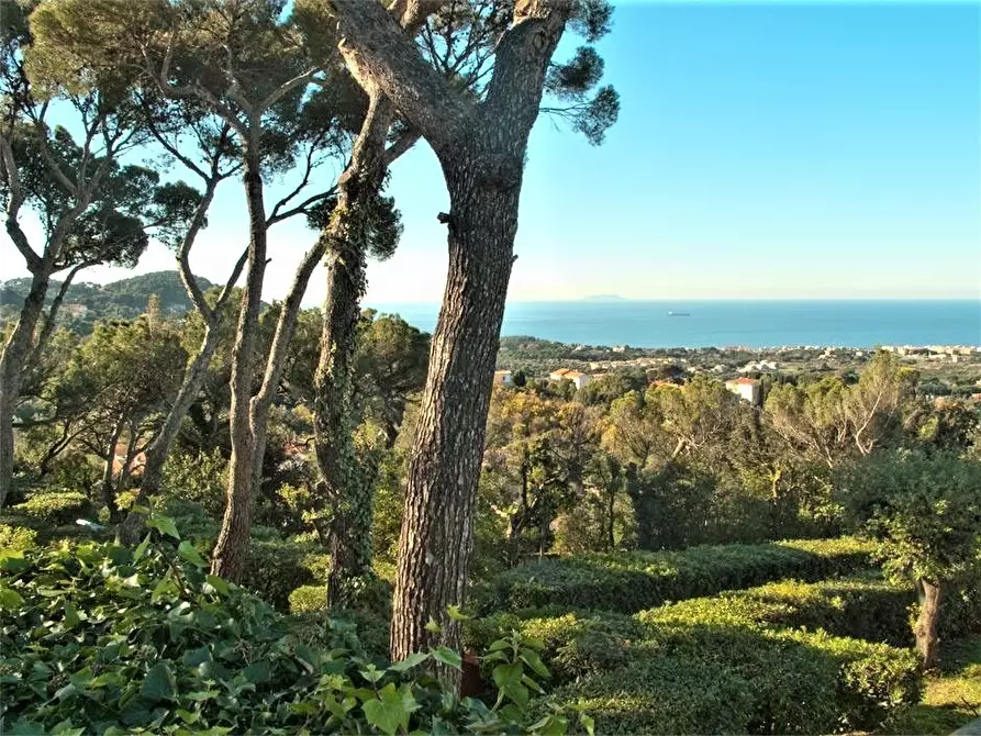 Immagine 13 di Villa in vendita  a Livorno