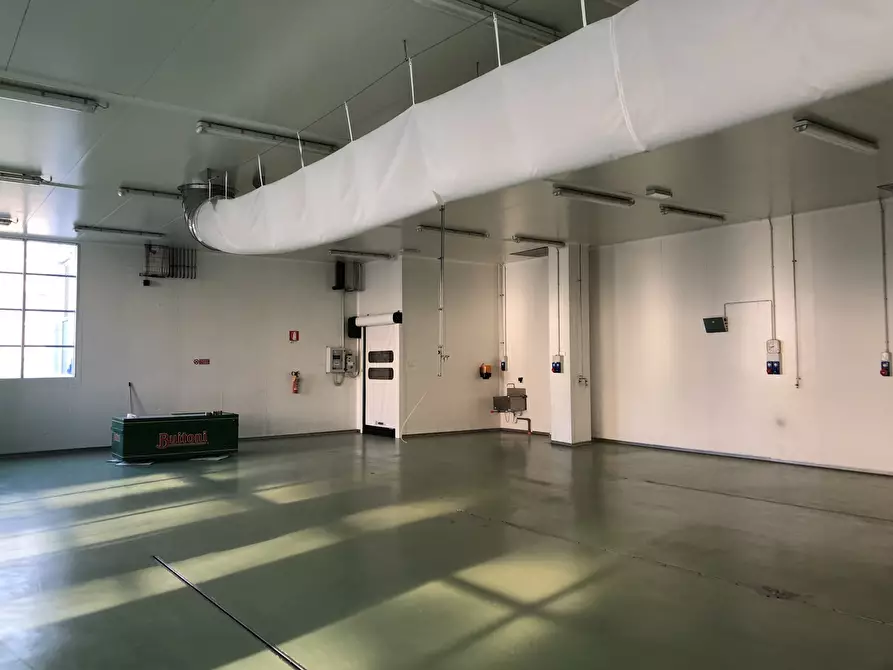 Immagine 2 di Attività artigianale in vendita  a Parma