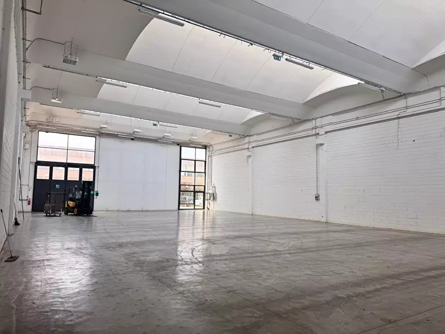 Immagine 14 di Attività artigianale in affitto  a Parma