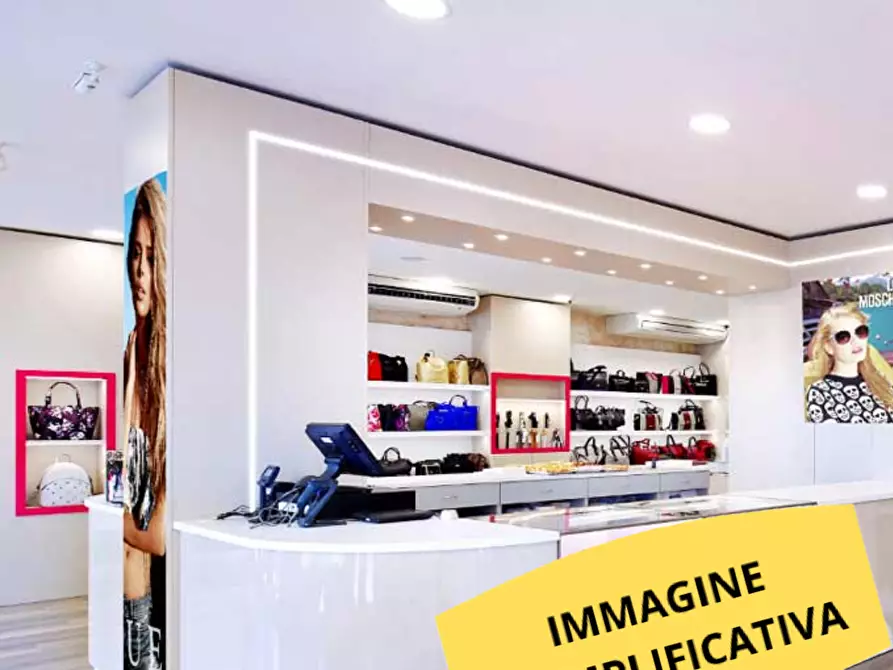 Immagine 11 di Locale commerciale in affitto  a Parma