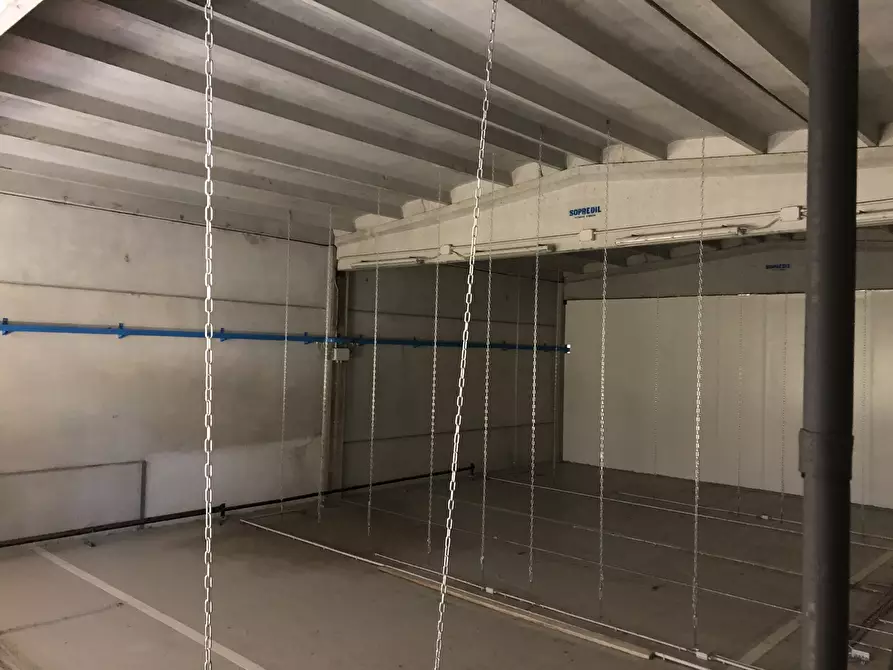 Immagine 14 di Attività artigianale in affitto  a Parma