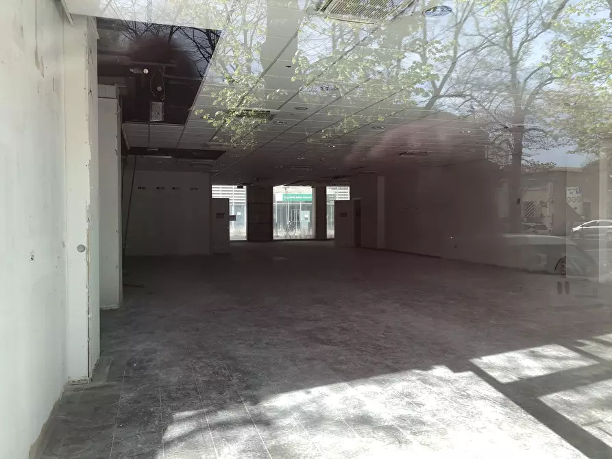 Immagine 3 di Locale commerciale in affitto  a Parma