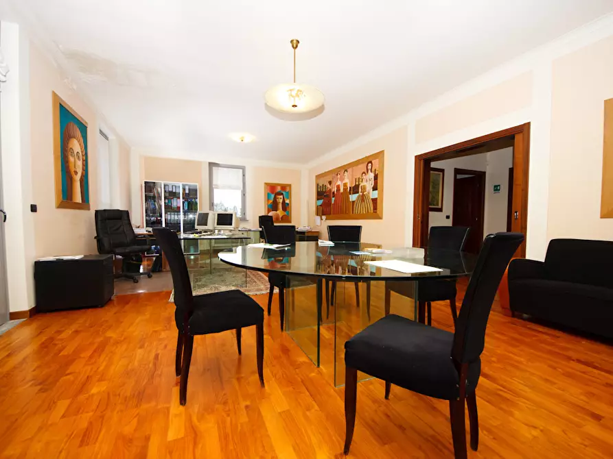 Immagine 13 di Ufficio in vendita  a Parma