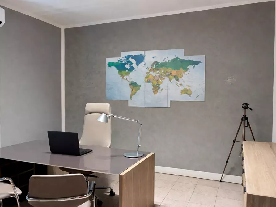 Immagine 12 di Attività artigianale in affitto  a Parma