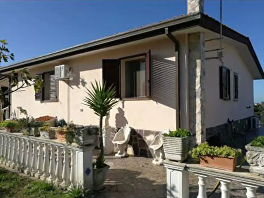 Immagine 2 di Casa indipendente in vendita  in Via delle Acacie 19 a Aprilia