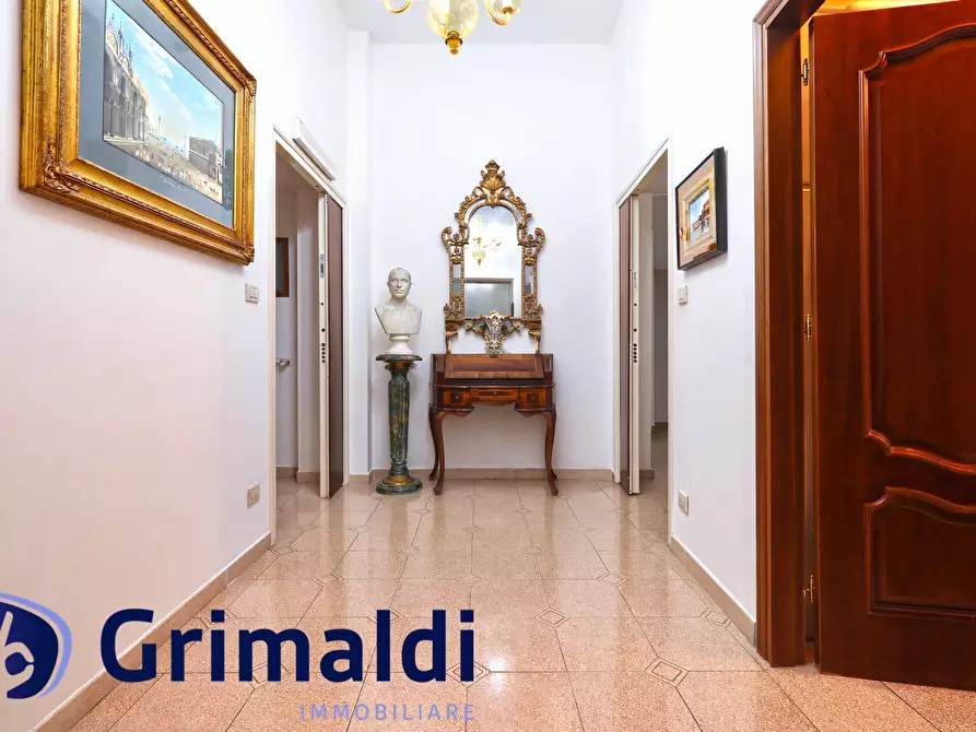 Immagine 3 di Quadrilocale in vendita  in Via Chiatamone a Napoli