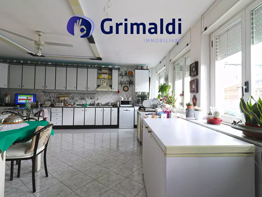 Immagine 21 di Quadrilocale in vendita  in Via Chiatamone a Napoli