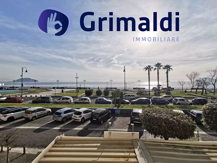 Immagine 11 di Trilocale in vendita  a Pozzuoli
