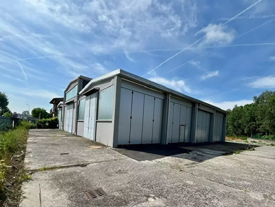 Immagine 1 di Attività artigianale in vendita  a Erba