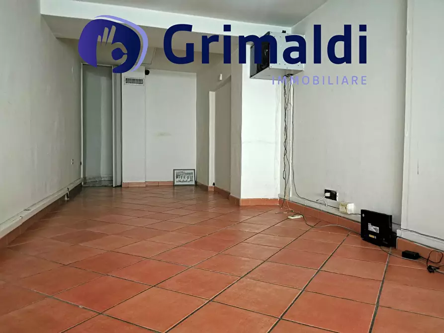 Immagine 13 di Locale commerciale in affitto  a Napoli