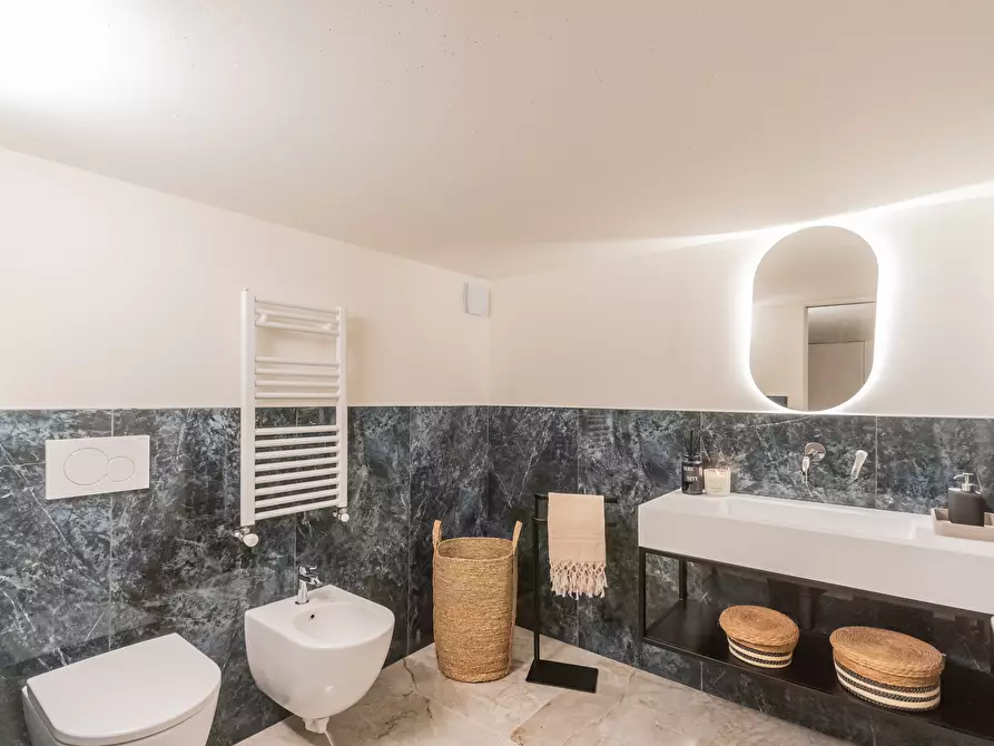 Immagine 7 di Bilocale in vendita  in Via Regina a Carate Urio