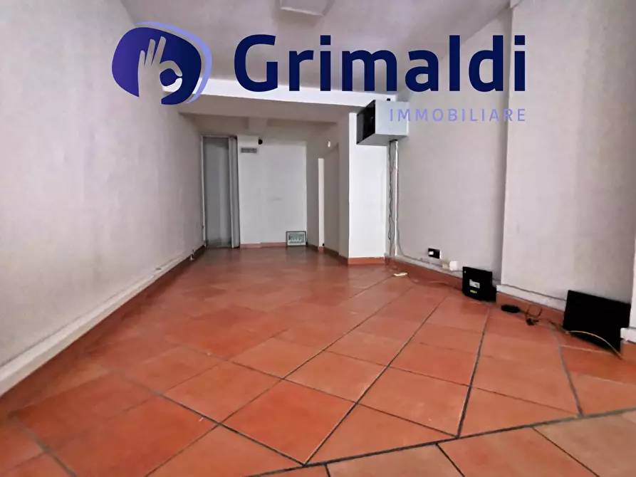 Immagine 12 di Locale commerciale in affitto  a Napoli